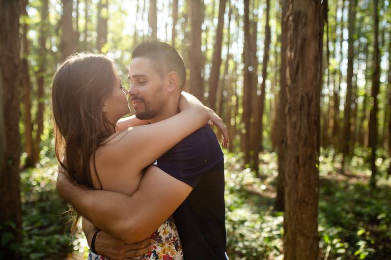 noivos-apaixonados-em-floresta-de-eucaliptos-em-holambra