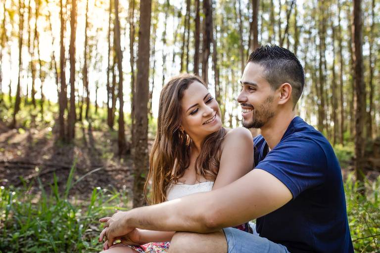 noivo-cantando-para-noiva-em-ensaio-pre-wedding-na-floresta-de-eucaliptos-em-holambra-sp
