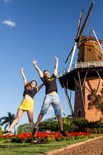 noivos-divertidos-no-moinho-de-holambra-para-ensaio-pre-wedding