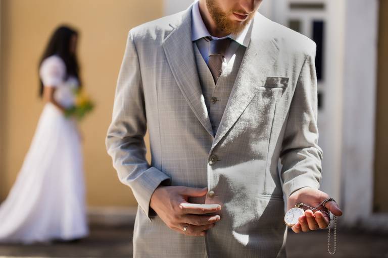 ensaio-pre-wedding-vintage-com-terno-do-pai-do-noivo-aguardando-a-noiva-com-vestido-da-mãe-do-noivo-homenagem-aos-pais-do-noivo