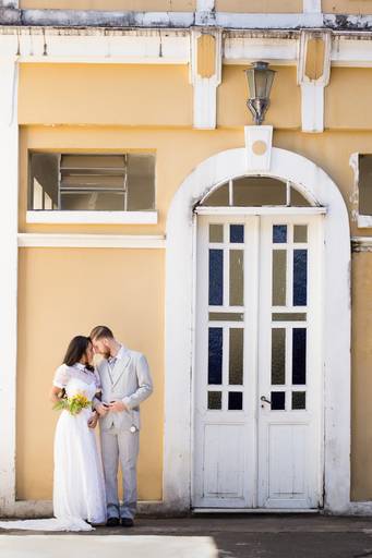 ensaio-pre-wedding-vintage-na-estação-cultura-e-noivo-com-terno-do-pai-e-a-noiva-com-vestido-da-mãe-do-noivo-homenagem-aos-pais-do-noivo