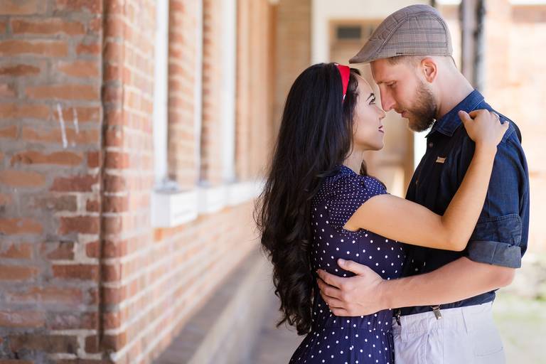 ensaio-pre-wedding-vintage-na-parte-externa-da-estação-cultura-em-campinas