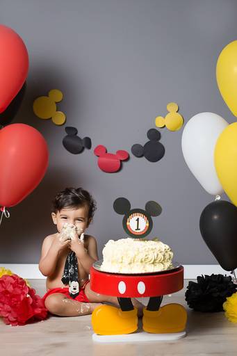 Bebe-e-seu-bolo-de-mickey-em-ensaio-smash-the-cake-em-campinas