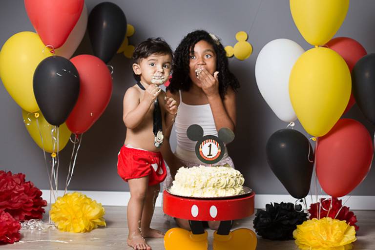 Smash-the-cake-com-bebe-e-irmã-e-o-bolo-de-1-ano