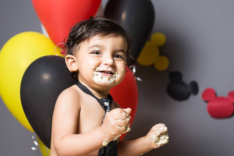 Nenem-sorrindo-todo-lambuzado-de-bolo-em-ensaio-smash-the-cake