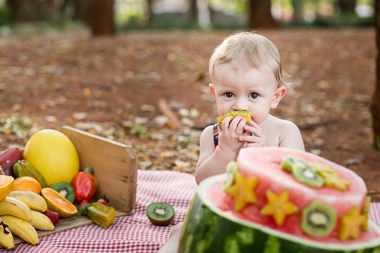 Bebe-comendo-fruta-em-ensaio-smahs-the-cake-especial-de-frutas