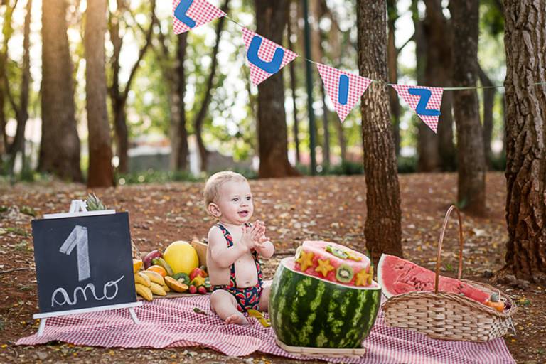 Ensaio-especial-smash-the-cake-com-bolo-de-melancia-enfeitado-com-carambola