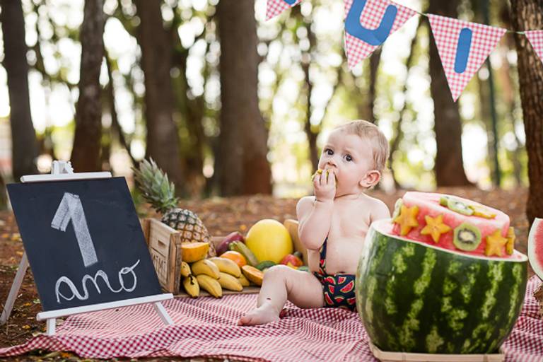 Bebe-se-lambuzando-com-frutas-em-seu-ensaio-smash-the-cake-de-1-ano