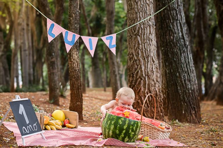 Bebe-comendo-bolo-de-melancia-com-enfeite-de-carambola-em-ensaio-smash-the-cake