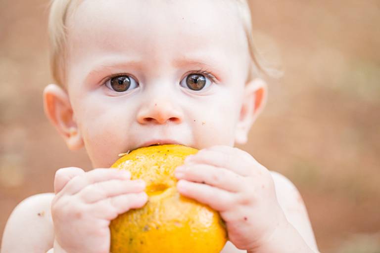 Foco-no-bebe-comendo-mexirica-em-ensaio-de-smash-the-cake