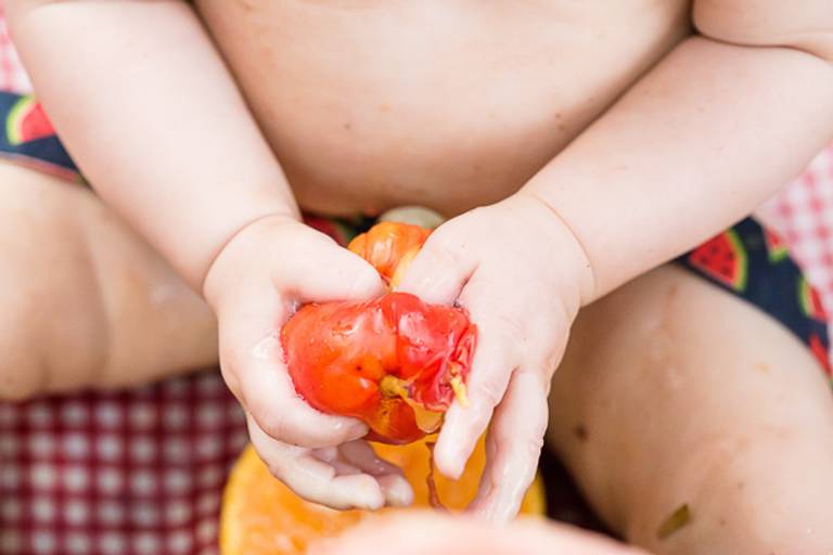 Fruta-esmagada-pelo-bebe-em-ensaio-smash-the-cake