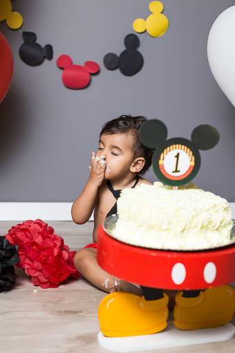 Smash-the-cake-com-bebe-se-lambuzando-com-bolo-feito-especialmemte-para-as-fotos