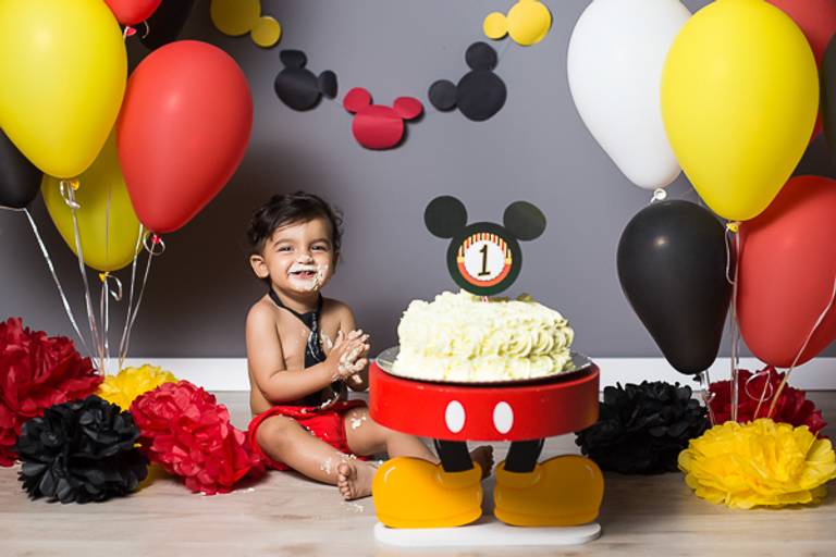 Bebe-batendo-palma-em-ensaio-de-smash-the-cake-todo-lambuzado-de-bolo