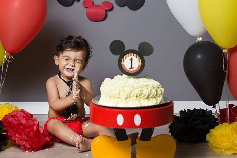 Bebe-sorrindo-e-batendo-palma-em-ensaio-de-smash-the-cake-com-1-ano