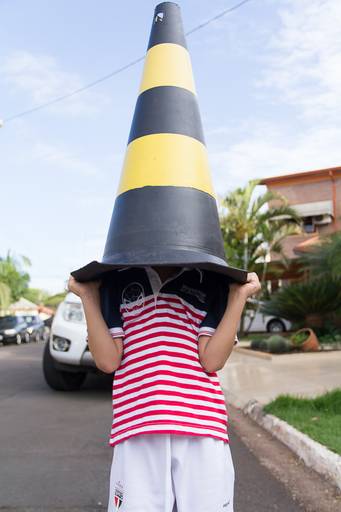 Menino-com-cone-na-cabeça-em-campinas