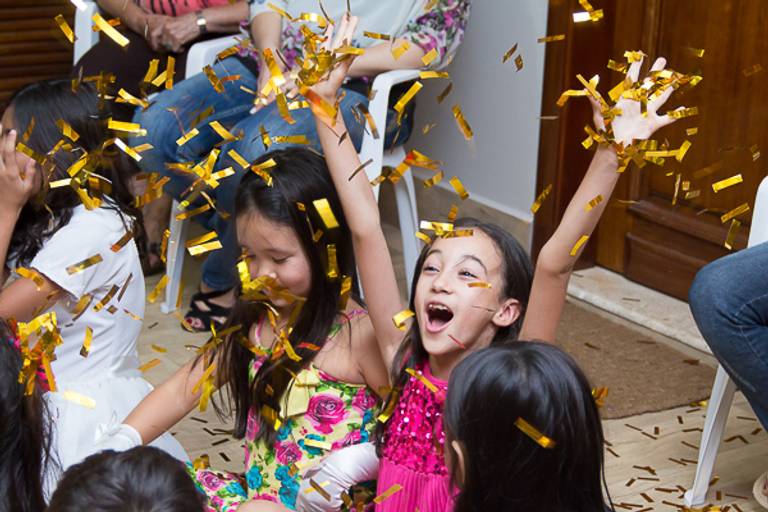 Meninas-brincando-juntas-em-festa-infantil-na-cidade-de-campinas