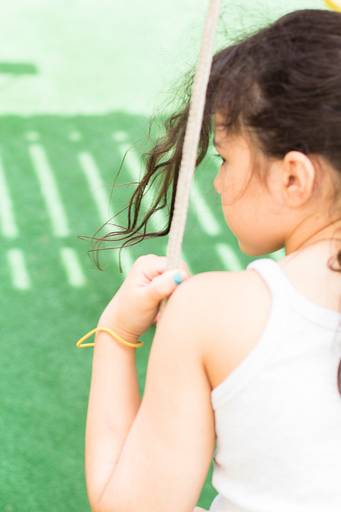 Menina-no-balanço-brincando-em-festa-de-criança-em-campinas