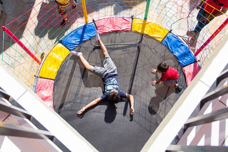 Meninos-brincando-em-cama-elástica-fotografia-thais-mazzoco
