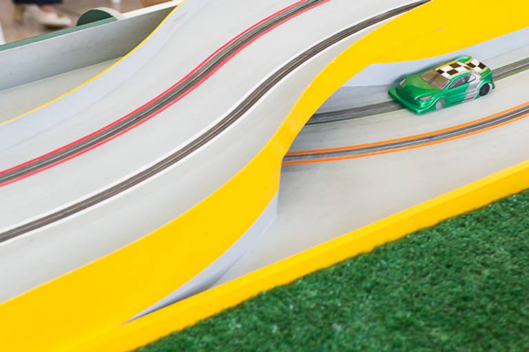 Foto-de-carrinho-em-pista-de-corrida-de-brinquedo