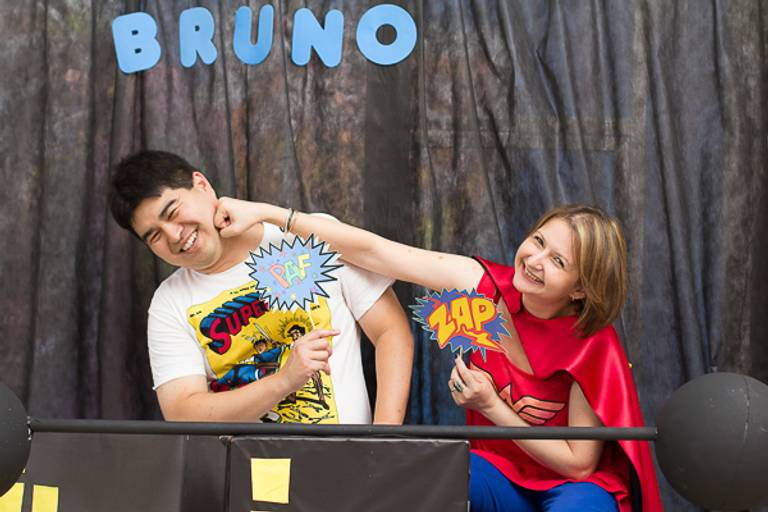 Jovens-com-plaquinhas-de-sonoplastia-brincando-em-campinas