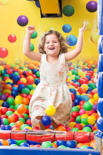 Garotinha-em-festa-infantil-brincando-na-piscina-de-bolinhas-colorida-feliz-em-campinas