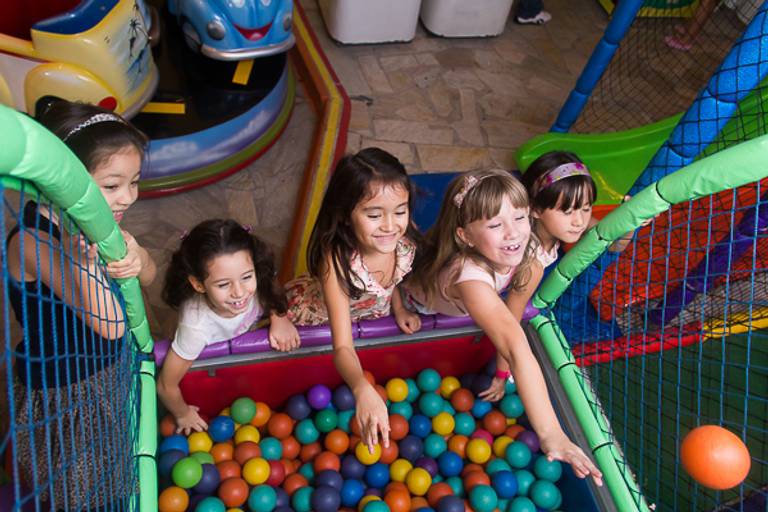 Meninas-de-campinas-brincando-em-piscina-de-bolinha