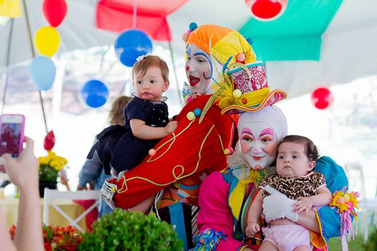 Nenens-no-colo-dos=palhaços-em-festa-infantil-em-campinas-com-foto-tirada-por-thais-mazzoco