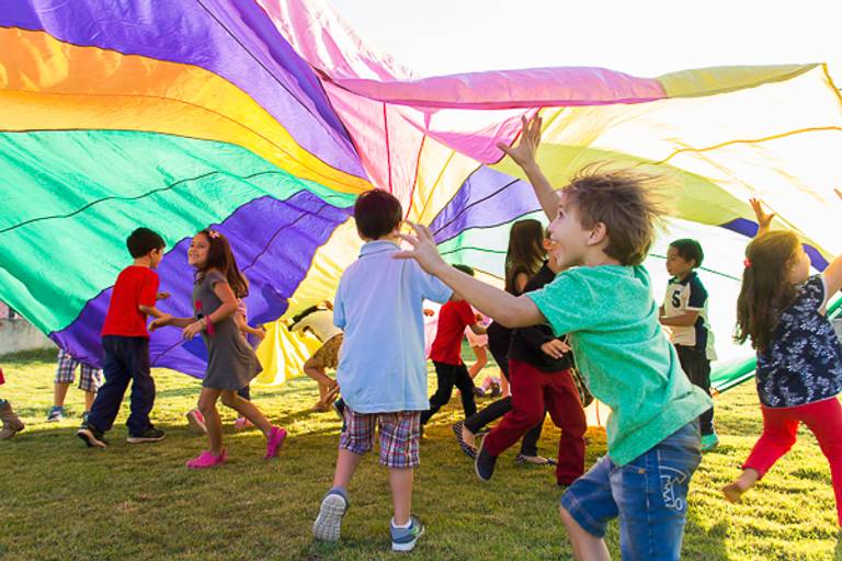 Crianças-embaixo-de-uma-lona-de-balãp-se-divertindo-em-festa-de-criança