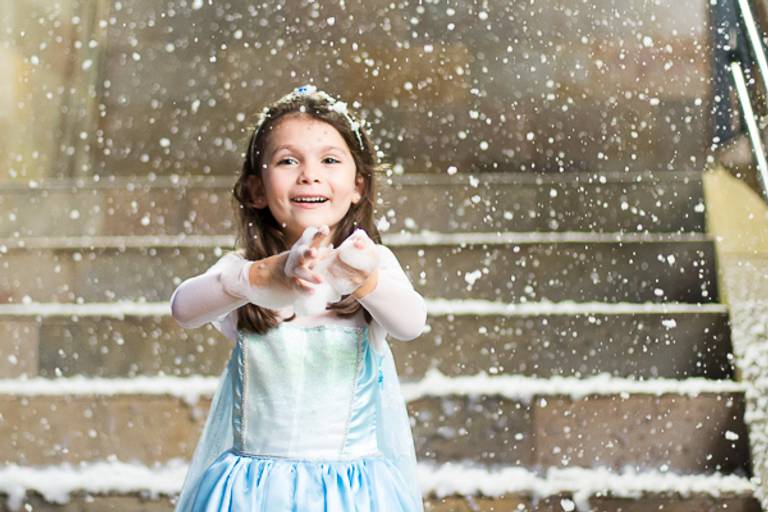 Foto-de-festa-infantil-com-criança-fantasiada-de-princesa-elsa-para-seu-aniversário-em-campinas