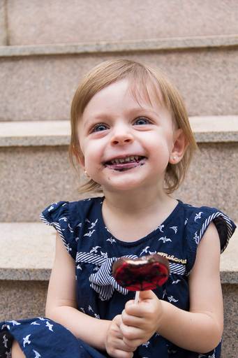 Menina-com-a-boca-suja-de-comida