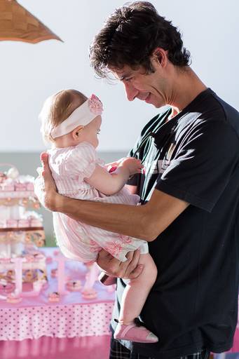 Pai-de-menina-em-foto-linda-com-vestido-rosa-em-festa-infantil-em-campinas-por-thais-mazzoco