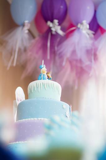 Bolo-de-andares-com-princesa-elsa-de-pasta-americana-em-campinas
