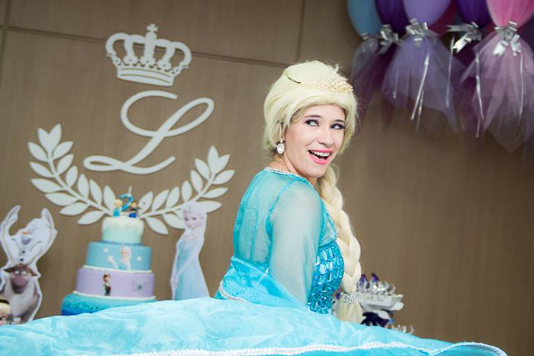 Princesa-elsa-fantasiada-em-festa-infantil-em-campinas