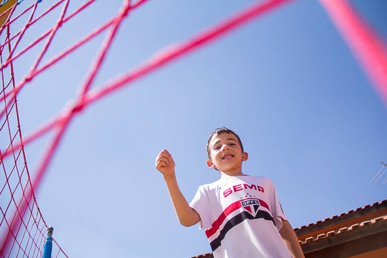 Menino-sao-paulino-em-foto-por-thais-mazzoco