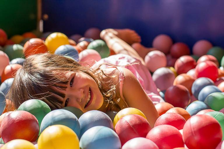 Menina-linda-sorrindo-em-piscina-de-bolinhas-em-campinas