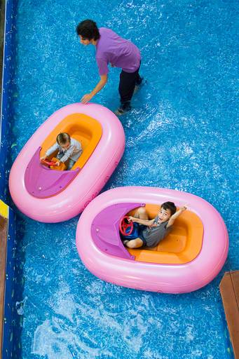 Meninos-brincando-juntos-na-piscina-fotografia-tirada-pot-thais-mazzoco