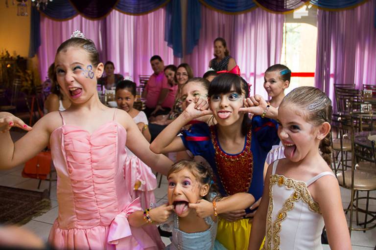 Foto-de-festa-infantil-com-crianças-fazendo-careta-fantasiadas-de-princesas-em-campinas