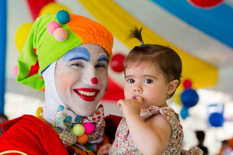 Foto-de-festa-infantil-com-bebe-no-colo-do-palhaço-em-campinas
