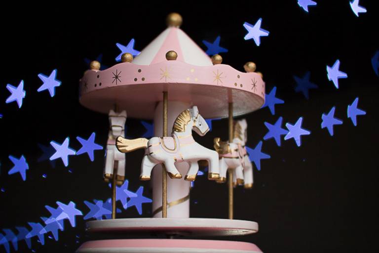 Enfeite-de-carrosel-cor-de-rosa-em-festa-infantil-com-estrelas-azuis-de-fundo