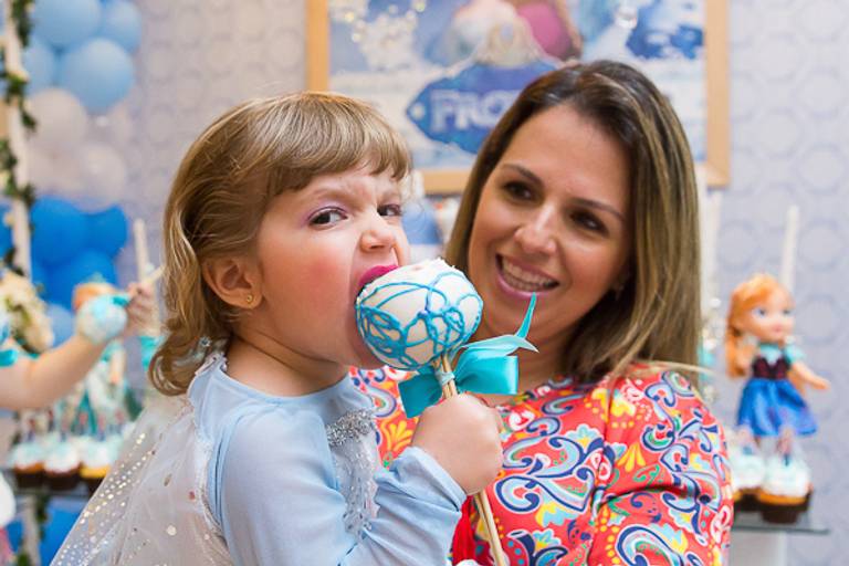 Garotinha-vestida-de-princesa-elsa-no-colo-da-mamãe-em-festa-infantil-em-campinas