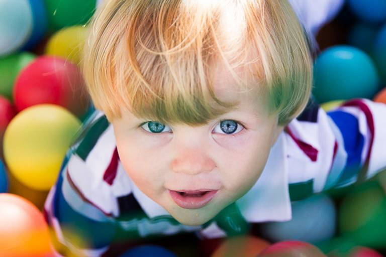 Menino-lindo-em-piscina-de-bolinhas-coloridas-em-festa-infantil-fotografia-campinas