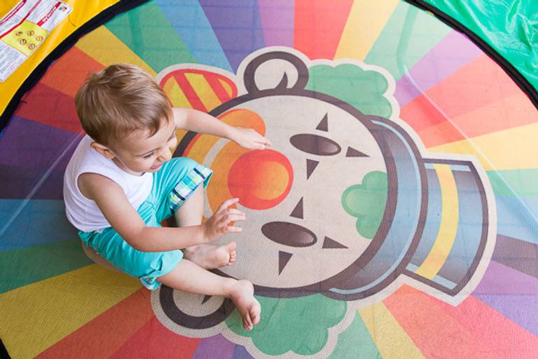 Foto-de-garoto-sentado-no-chão-com-palhaço-desenhado-em-campinas-foto-tirada-por-thais-mazzoco