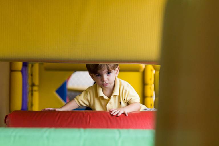 Foto-de-garoto-sério-dentro-de-brinquedo-de-buffet-em-festa-infantil