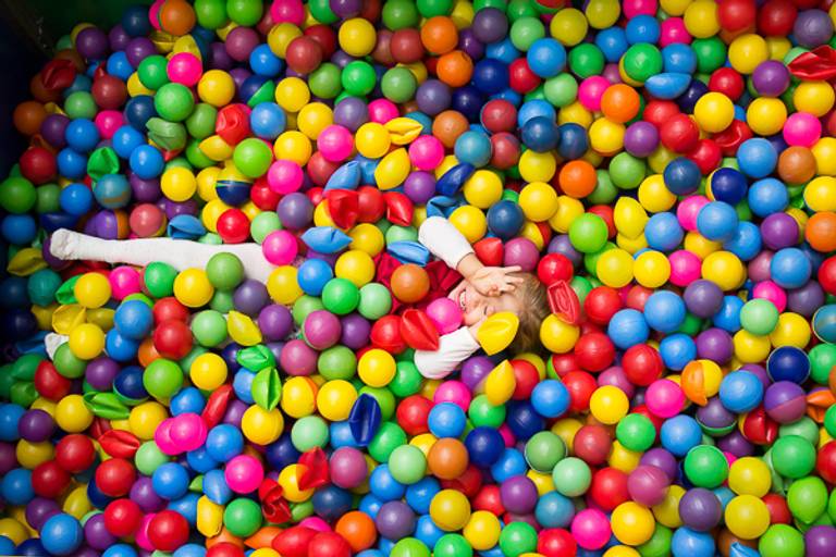 Piscina-de-bolinha-com-menina-se-escondendo-em-campinas-foto-tirada-por-thais-mazzoco