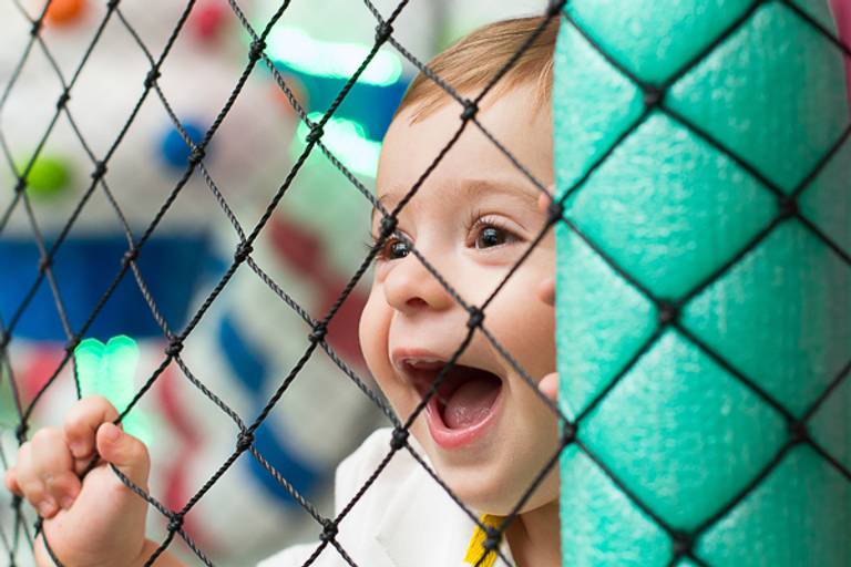 Nenem-com-lindo-sorriso-feliz-em-estar-brincando-na-festa-infantil-em-campinas