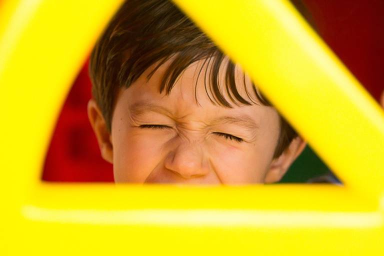 Foto-de-festa-infantil-com-criança-fazendo-careta-em-campinas