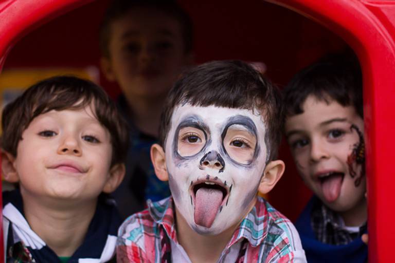 Menino-com-maquiagem-de-caveira-mexicana-junto-com-amigos-em-festa-infantil