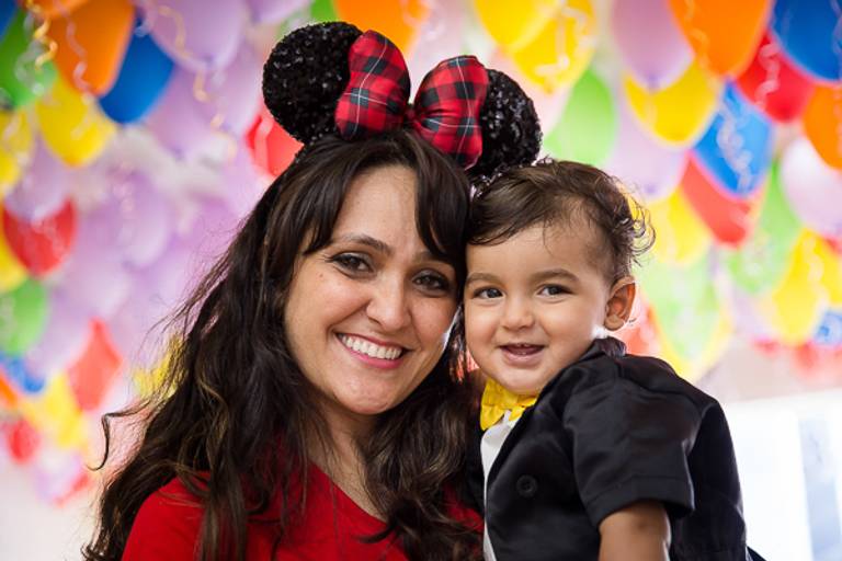 Mãe-com-tiara-da-minnie-e-filho-em-festa-infantil-foto-tirada-por-thais-mazzoco