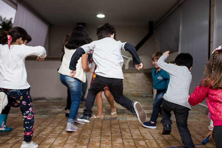 Crianças-pulando-e-brincando-todas-juntas-se-divertindo-em-festa-infantil