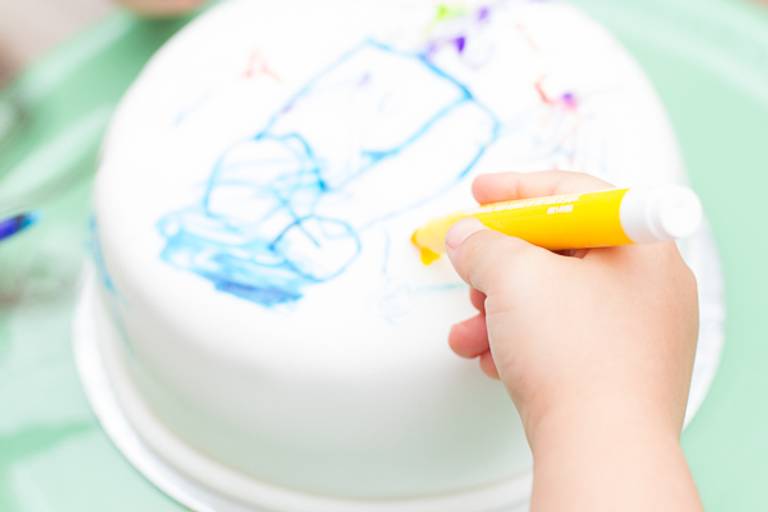 Bolo-com-desenho-de-criança-em-festa-infantil-em-campinas